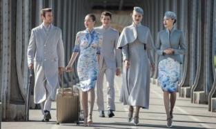 В Китае пилотов и стюардесс одели в форму Haute couture